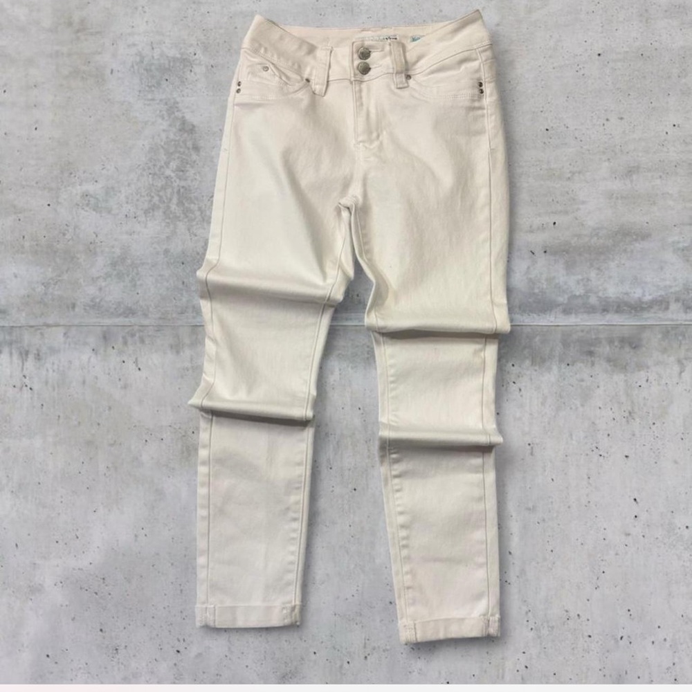 YMI want a better butt Women's Cropped Jeans in Soft white size 5